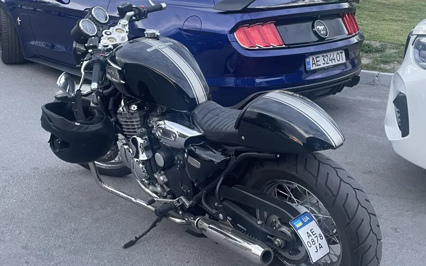 Triumph Thunderbird 900